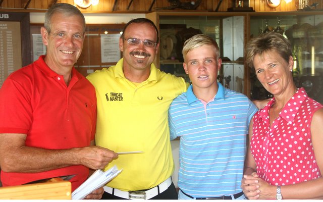 3de Prys Wenners: Johan Grove en seun saam met Deon en Linda Kloppers